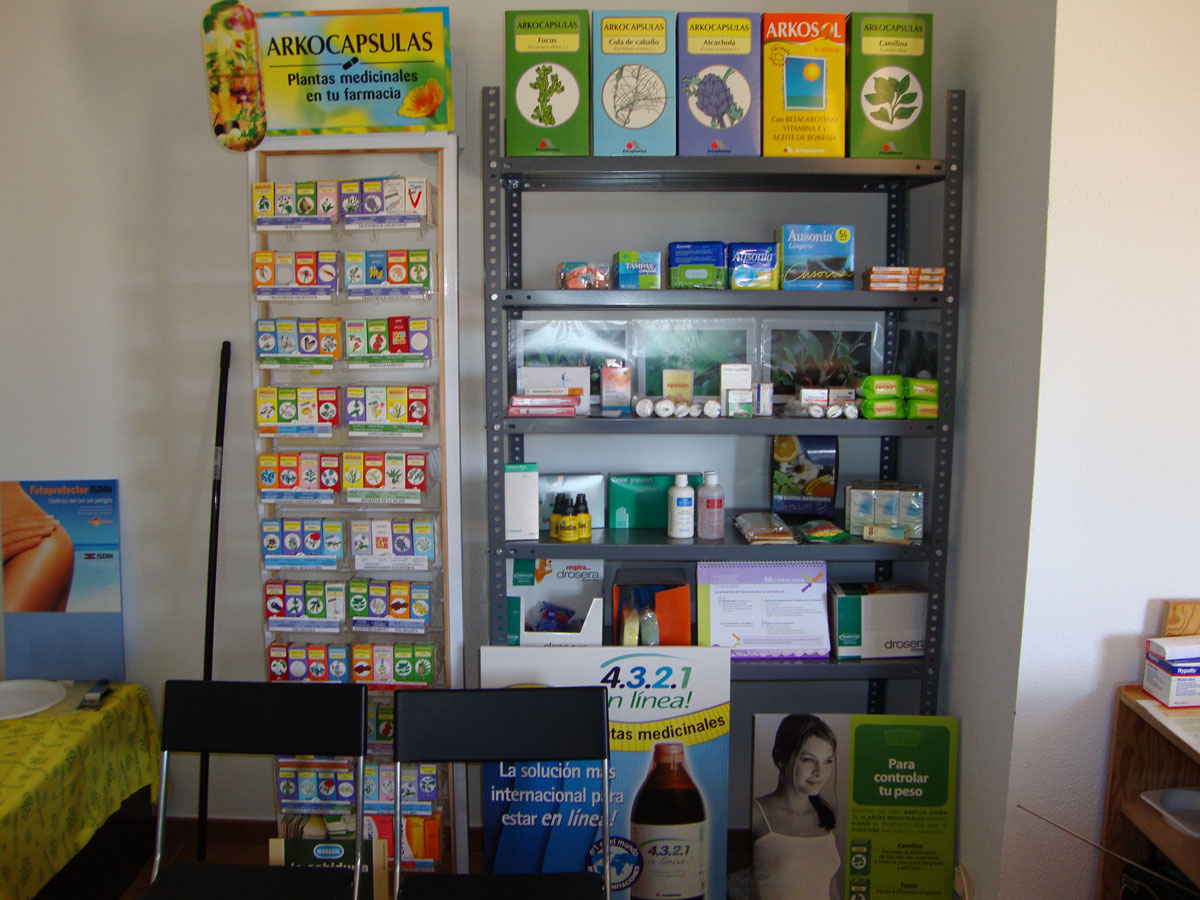 Botiquín Rioseco de Soria estanterías antiguo